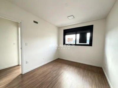 Dormitório com piso em madeira — Apartamento com 3 quartos à venda no Residencial Livty, em Centro, Santa Maria/RS