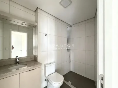 Banheiro com chuveiro e bancada — Apartamento com 3 quartos à venda no Residencial Livty, em Centro, Santa Maria/RS