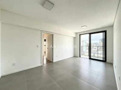Sala de estar com sacada e vista da cidade — Apartamento à venda no Residencial Livty, em Centro, Santa Maria/RS