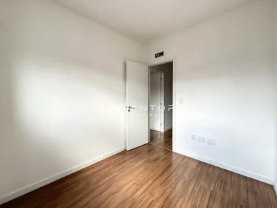 Dormitório com piso de madeira — Apartamento com 3 quartos à venda no Residencial Livty, em Centro, Santa Maria/RS