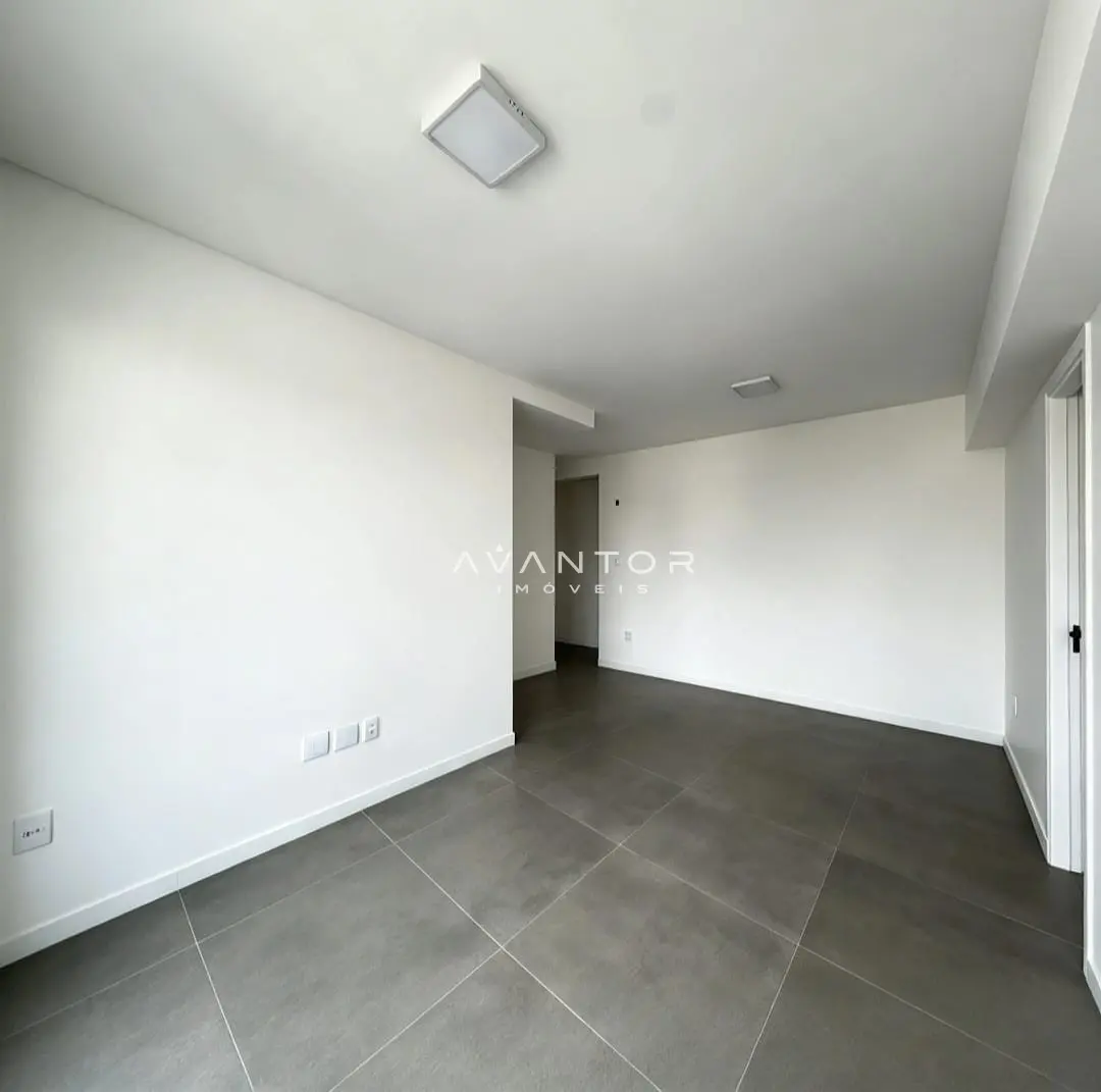 Sala integrada com piso em porcelanato — Apartamento com 3 quartos à venda no Residencial Livty, em Centro, Santa Maria/RS