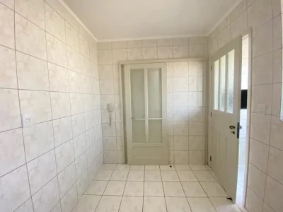 Apartamento Em Camobi De 2 Dormitórios, Sala De Estar, Banheiro Social, Cozinha, Área De S — Apartamento para alugar no Edifício Veneto
