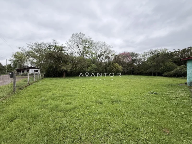 Terreno com área gramada e árvores — Terreno à venda em Pinheiro Machado, Santa Maria/RS
