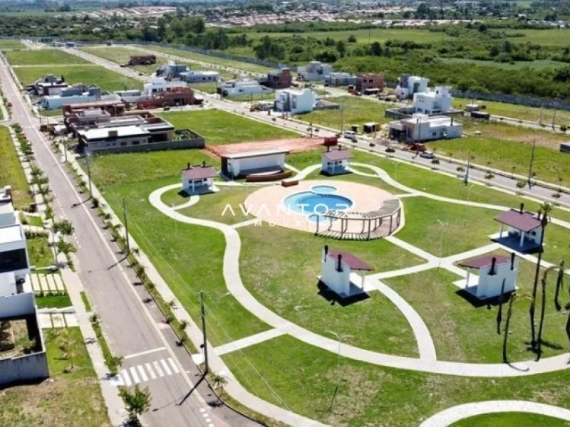 Vista aérea de condomínio com piscina — Terreno à venda no Cidade Universitária, em Camobi, Santa Maria/RS