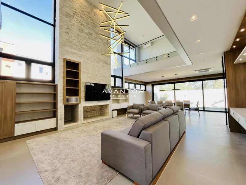 Sala de estar com pé direito duplo e iluminação natural — Casa à venda no Viareggio Residence Club, em São José, Santa Maria