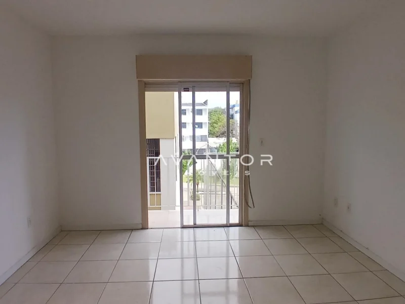 Sala com sacada e porta de vidro — Apartamento com 2 quartos à venda no Residencial Isla Victória., em Centro, Santa Maria/RS