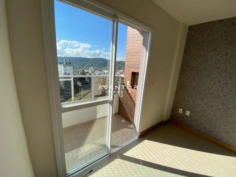 Dormitório com sacada e vista da cidade — Apartamento à venda no Residencial Espírito Santo, em Centro, Santa Maria/RS