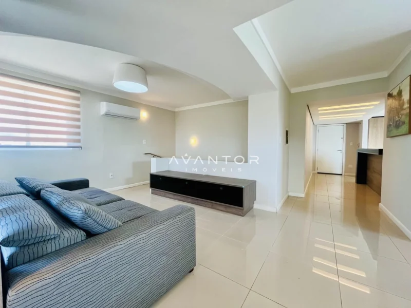 Suíte com televisão integrada — Cobertura à venda no Residencial San Lorenzo, em Nossa Senhora Medianeira, Santa Maria/RS