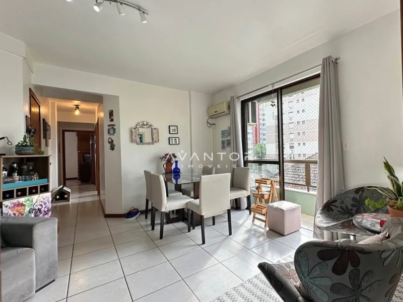 Sala de estar integrada à cozinha com sacada — Apartamento à venda no Edificio Merano, Santa Maria