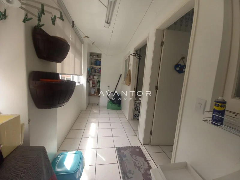 Área de serviço com piso em cerâmica — Apartamento à venda no Condomínio Edifício São Lucas, em Centro, Santa Maria/RS