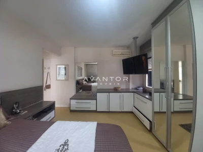 Suíte com closet integrado — Apartamento com 3 quartos à venda no Condomínio Edifício São Lucas, em Centro, Santa Maria/RS