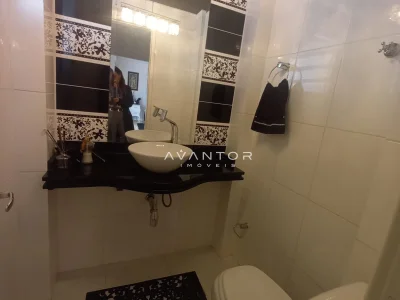 Banheiro com pia de sobrepor e espelho — Apartamento à venda no Condomínio Edifício São Lucas, em Centro, Santa Maria/RS