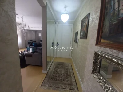 Hall de entrada com closet espelhado — Apartamento à venda no Condomínio Edifício São Lucas, em Centro, Santa Maria/RS