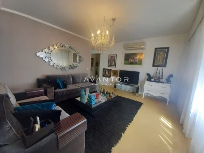 Sala de estar com lustre e espelho — Apartamento à venda no Condomínio Edifício São Lucas, em Centro, Santa Maria/RS