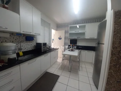 Cozinha com armários planejados e mesa — Apartamento à venda no Condomínio Edifício São Lucas, em Centro, Santa Maria/RS