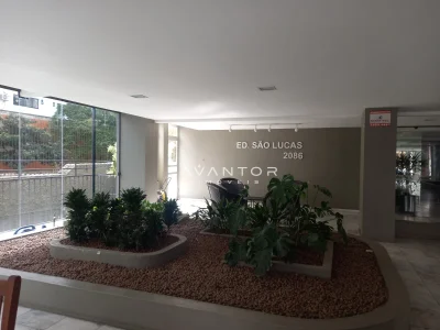 Hall de entrada com plantas e paisagismo — Apartamento à venda no Condomínio Edifício São Lucas, em Centro, Santa Maria/RS