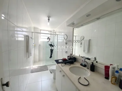 Banheiro com chuveiro e bancada — Apartamento à venda no Condomínio Edifício São Lucas, em Centro, Santa Maria/RS