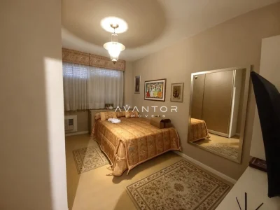 Dormitório com cama de casal e armário — Apartamento à venda no Condomínio Edifício São Lucas, em Centro, Santa Maria/RS