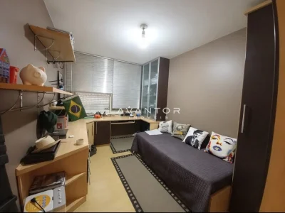 Dormitório com escrivaninha integrada — Apartamento à venda no Condomínio Edifício São Lucas, em Centro, Santa Maria/RS
