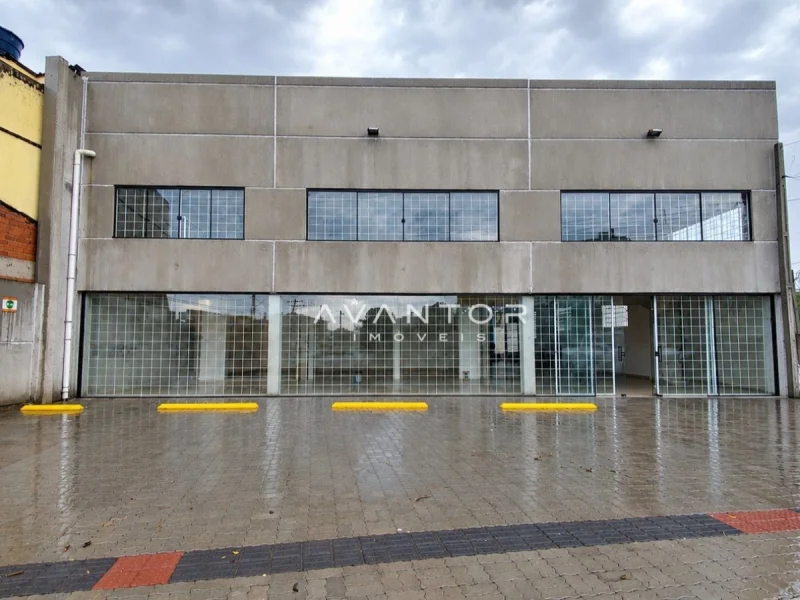 Fachada do imóvel com vitrines — Pavilhão com 3 salas para alugar em Salgado Filho, Santa Maria/RS