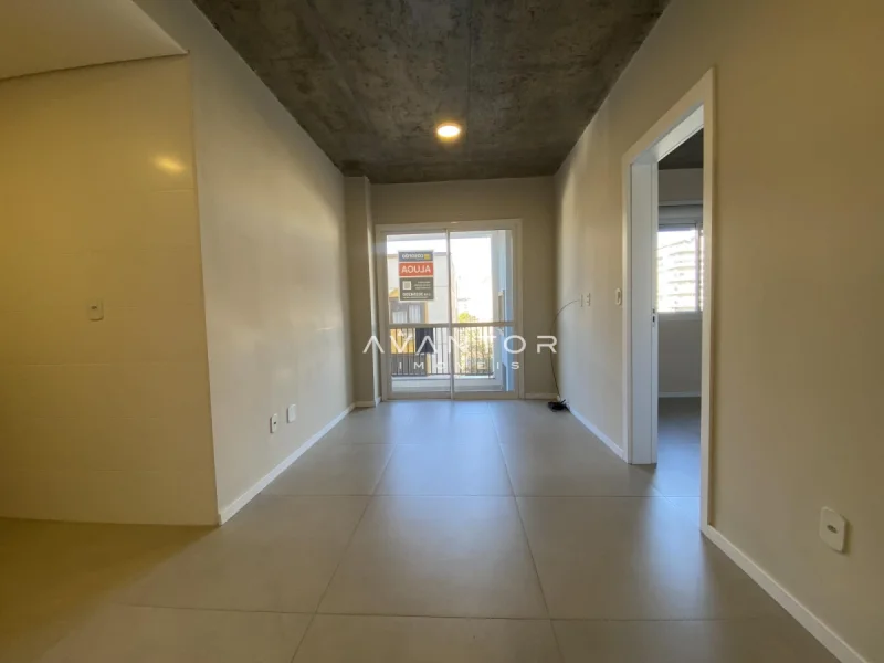 Apartamento semimobiliado de 1 dormitório, sala de estar, sacada, churrasqueira e garagem — Apartamento para alugar no Residencial Regato