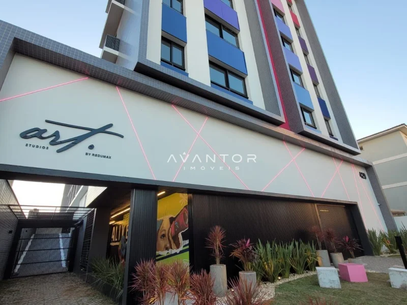 Fachada do prédio com comercial térreo — Apartamento à venda no Art Studios | Powered By Housi, em Camobi, Santa Maria/RS