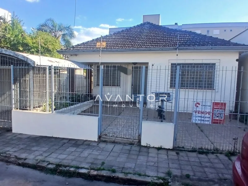 Fachada da casa com portão — Casa com 4 quartos à venda em Nossa Senhora das Dores, Santa Maria/RS