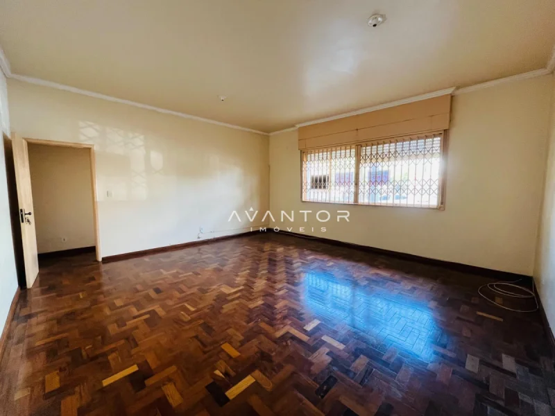 Sala de estar com piso em madeira — Apartamento à venda e para alugar no Edifício Tahiti, Santa Maria