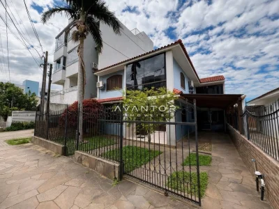 Fachada da casa com portão e garagem — Casa com 4 quartos à venda em Camobi, Santa Maria/RS