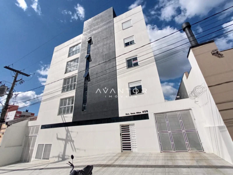 Fachada do prédio com garagem — Apartamento à venda no Residencial Dona Nilza, em Nossa Senhora do Rosário, Santa Maria/RS
