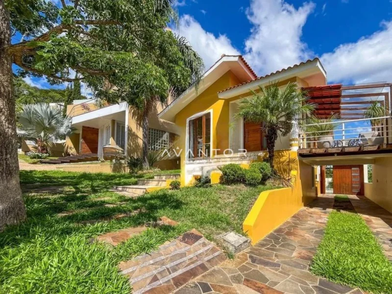 Fachada da casa com pátio e área verde — Casa à venda no Montes Verdes, em Nossa Senhora do Perpétuo Socorro, Santa Maria/RS