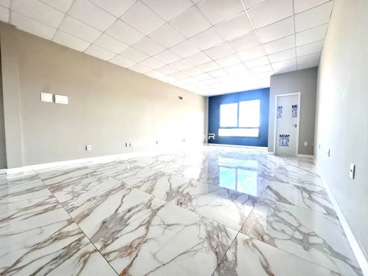 Sala com piso de mármore e janelas — Sala Comercial com 1 sala para alugar em Camobi, Santa Maria/RS
