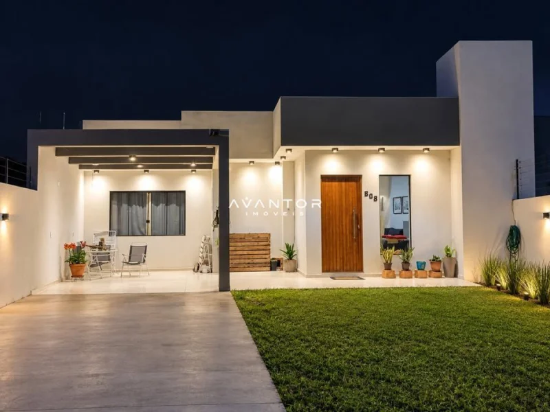 Fachada da casa com jardim e garagem — Casa com 2 quartos à venda em Pinheiro Machado, Santa Maria/RS
