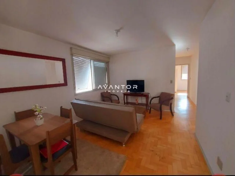 Sala de estar com piso em madeira — Apartamento à venda no Edifício Eng. Althayr C. Alves, em Bonfim, Santa Maria/RS