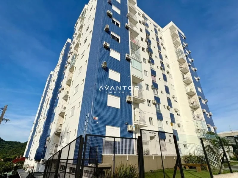 Fachada do prédio com revestimento azulejo — Apartamento à venda no Residencial Vista do Vale, Santa Maria