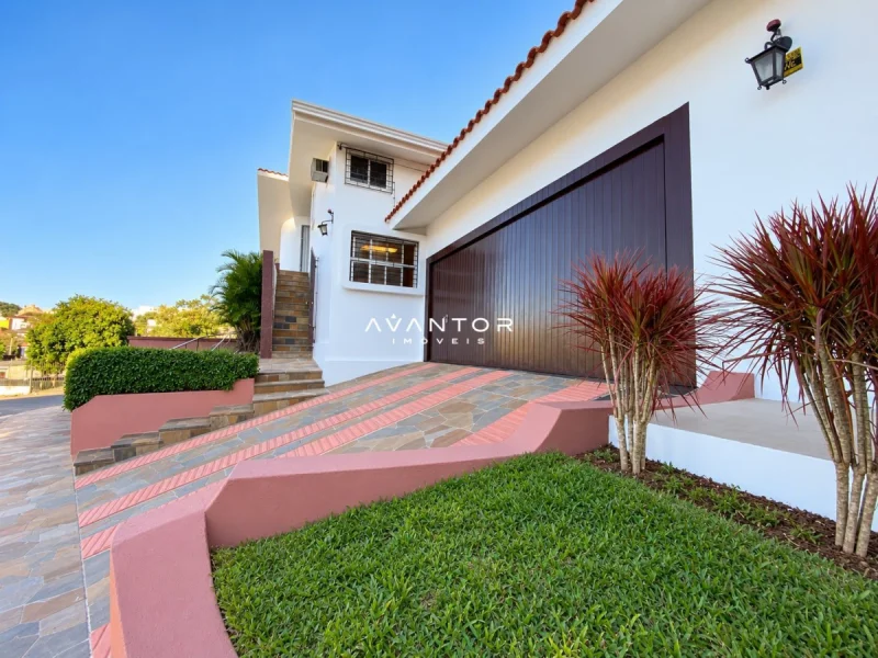 Fachada da casa com garagem e pátio — Casa com 4 quartos à venda em Nossa Senhora do Rosário, Santa Maria/RS