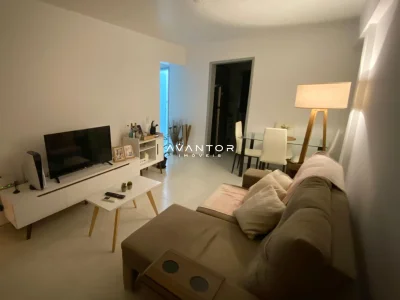 Sala de estar com tv e sofá — Apartamento com 2 quartos à venda em Prado, Sant'Ana do Livramento/RS
