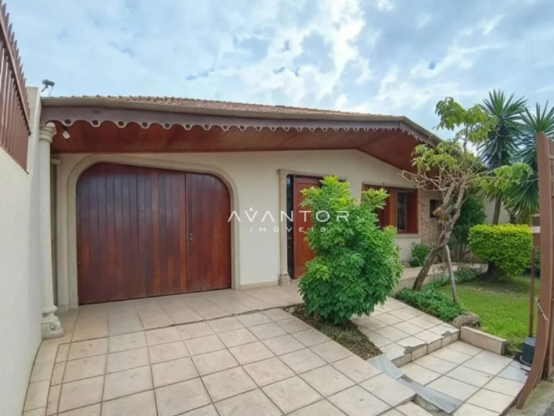 Fachada da casa com garagem e pátio — Casa com 3 quartos à venda em Tancredo Neves, Santa Maria/RS