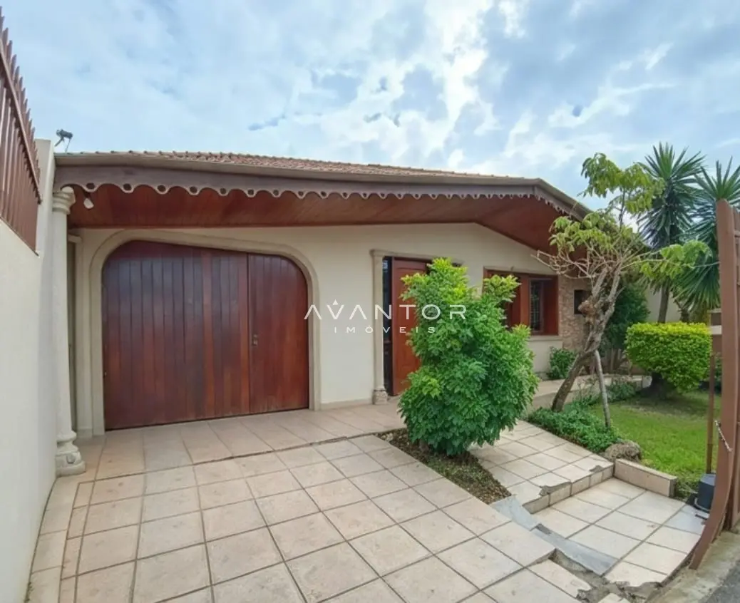 Fachada da casa com garagem e pátio — Casa com 3 quartos à venda em Tancredo Neves, Santa Maria/RS