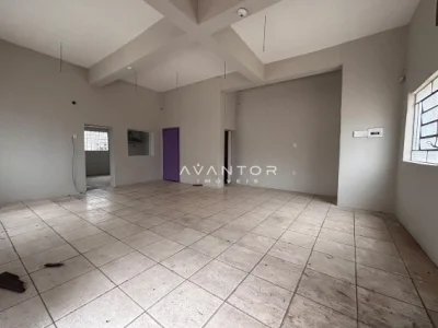 Sala com piso cerâmico e teto com estrutura aparente — Loja para alugar em Nossa Senhora das Dores, Santa Maria/RS