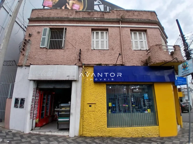 Fachada do imóvel com três janelas — Apartamento com 1 quarto para alugar em Centro, Santa Maria/RS