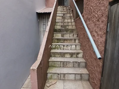 Escada de acesso com corrimão — Apartamento com 1 quarto para alugar em Centro, Santa Maria/RS