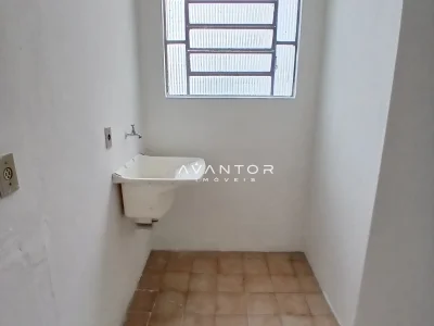 Área de serviço com pia e janela — Apartamento com 1 quarto para alugar em Centro, Santa Maria/RS