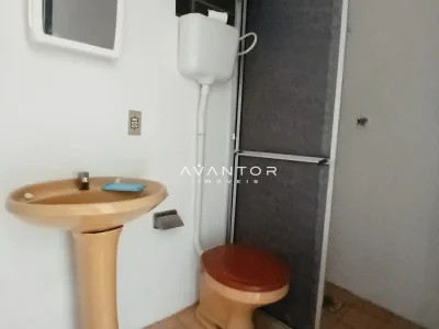Banheiro com pia e vaso sanitário — Apartamento com 1 quarto para alugar em Centro, Santa Maria/RS