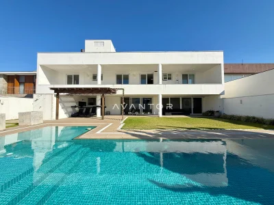 Fachada da casa com piscina — Casa com 4 quartos à venda no Condomínio Bauhaus, em Camobi, Santa Maria/RS
