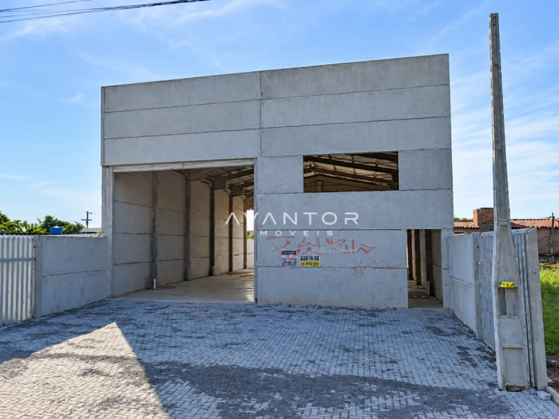 Fachada de casa com garagem integrada — Pavilhão com 1 sala para alugar em Tomazetti, Santa Maria/RS