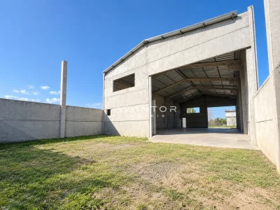 Garagem com pátio e muro lateral — Pavilhão com 1 sala para alugar em Tomazetti, Santa Maria/RS