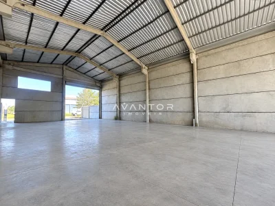 Garagem com piso de concreto e porta de ferro — Pavilhão com 1 sala para alugar em Tomazetti, Santa Maria/RS