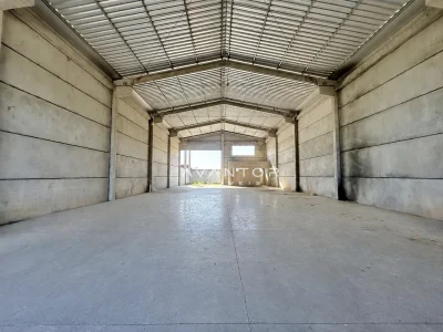 Garagem com piso de concreto — Pavilhão com 1 sala para alugar em Tomazetti, Santa Maria/RS