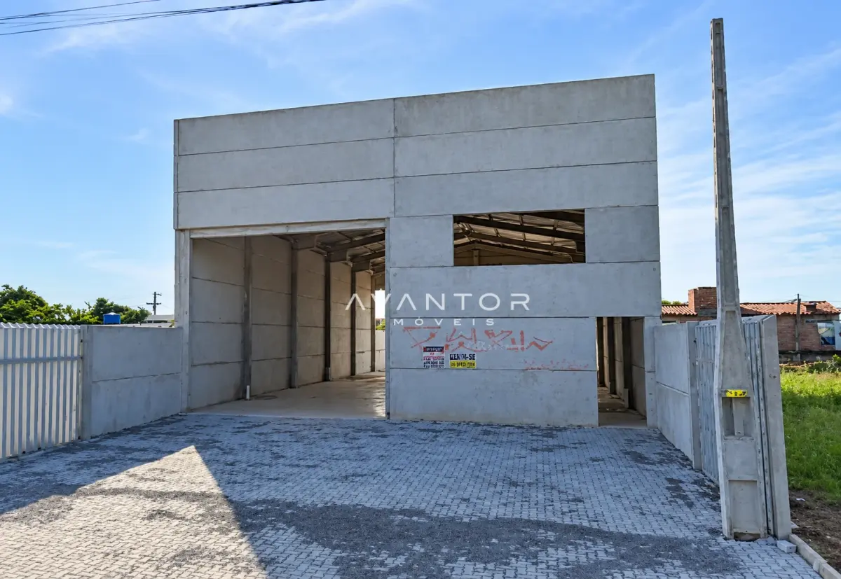 Fachada de casa com garagem integrada — Pavilhão com 1 sala para alugar em Tomazetti, Santa Maria/RS